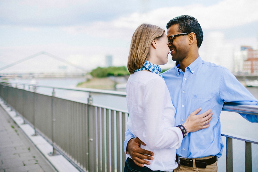 engagementshooting-paarfotos-duesseldorf-hafen-industriehafen-hyatt-gehry-bauten-innenhafen-container-fernsehturm-hochzeitsfotografin-aachen-geilenkirchen-heinsberg-koeln-eschweiler-blog_010