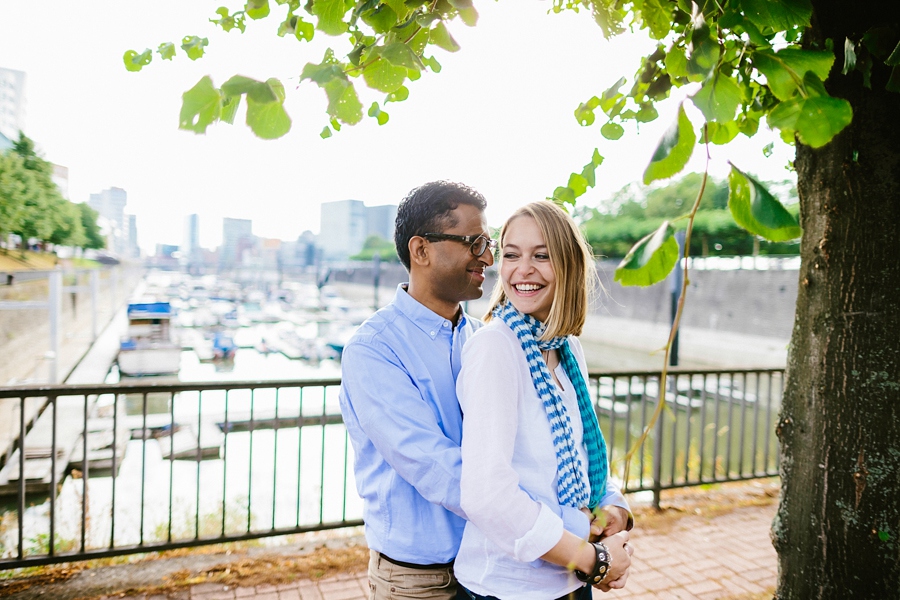 engagementshooting-paarfotos-duesseldorf-hafen-industriehafen-hyatt-gehry-bauten-innenhafen-container-fernsehturm-hochzeitsfotografin-aachen-geilenkirchen-heinsberg-koeln-eschweiler-blog_016